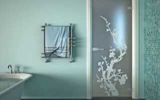 Виды дверей по используемому материалу, наиболее подходящие в туалет и ванну, особенности установки