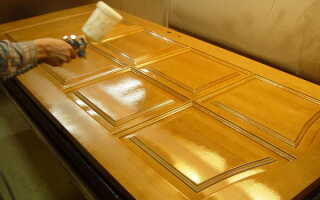 Как покрыть лаком деревянные двери и обновить полотно: способы и нюансы