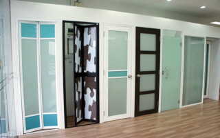 Преимущества дверей из пластика, виды и дизайнерские решения для ванной и туалета