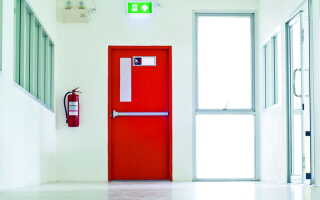 Обзор однопольных противопожарных дверей, их характеристика и преимущества использования