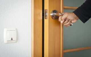 Как правильно поменять межкомнатные двери: пошаговая инструкция