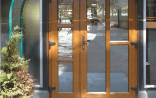 Особенности монтажа входной группы, инструкция по сборке пластиковой двери, советы по экономии