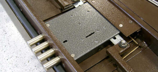 Как установить замок в металлическую дверь: пошаговая инструкция