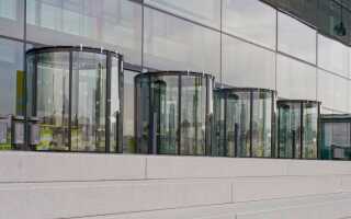 Что такое револьверные двери, где и как устанавливают такие конструкции