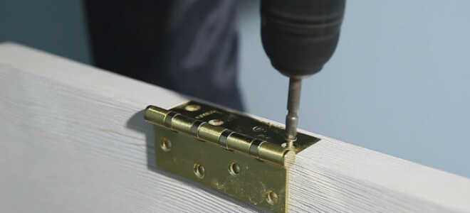 Устанавливаем петли на дверь: технология врезки различных моделей