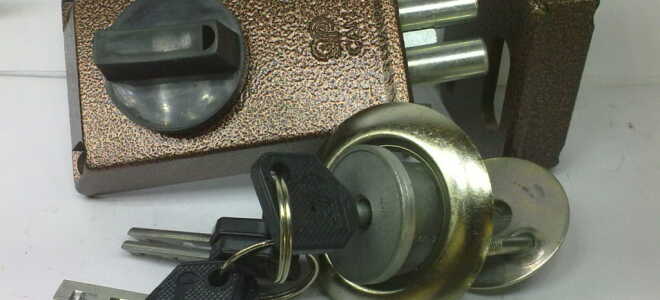 Виды накладных замков для металлических дверей, их преимущества и недостатки