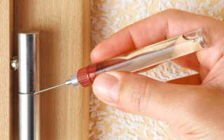 Чем смазать дверь, чтобы не скрипела: особенности смазки дверных петель