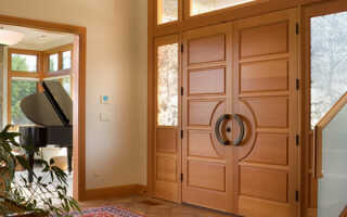 Установка входных деревянных дверей своими руками: особенности монтажа
