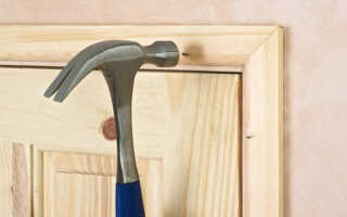 Как крепятся наличники на межкомнатные двери: основные способы