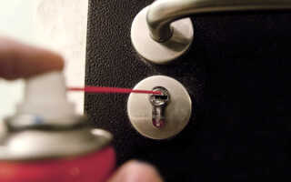 Чем и как смазать дверной замок: советы специалистов