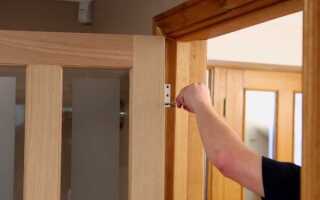 Навешиваем дверь на петли: как правильно повесить дверное полотно