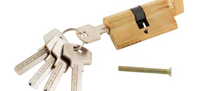 Как заменить личинку в дверном замке