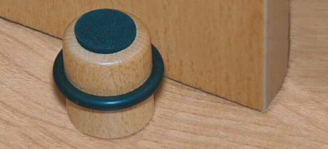 Напольные и настенные ограничители открывания двери