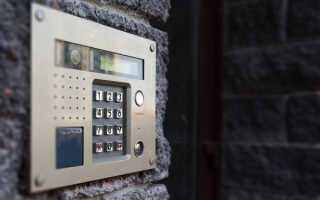 Как открыть дверь домофона без ключа: коды и хитрости