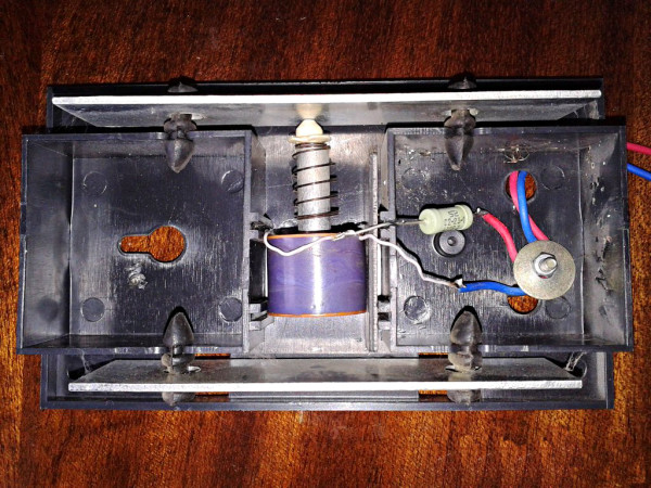 Внутреннее устройство проводного дверного звонка