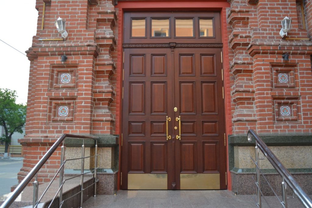 Разновидности дверей для дачи из массива дерева а так же филенчатые и щитовые