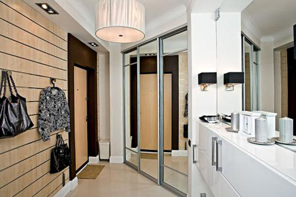 Зеркало напротив входной двери