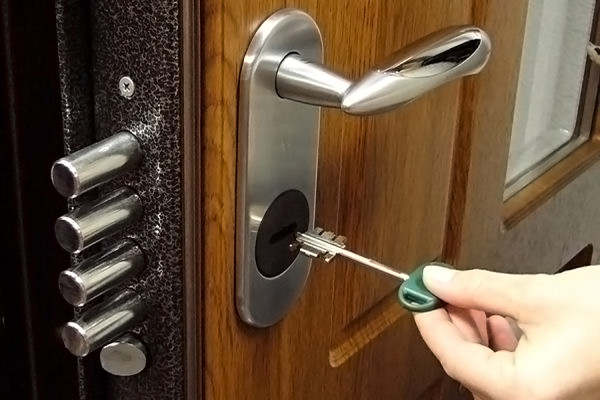 Извлечение грязи с дверной скважины