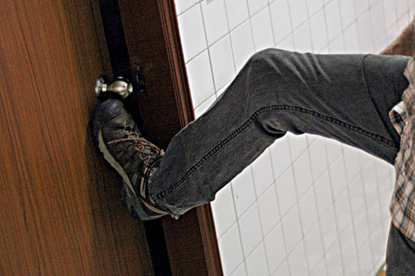 Выбивание захлопнувшейся двери