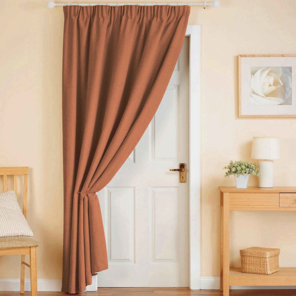 дверь за шторой