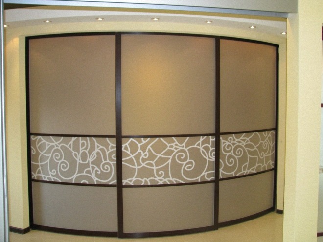 Преимущества и особенности дверей купе из различного стекла, разновидности конструкций и правила ухода