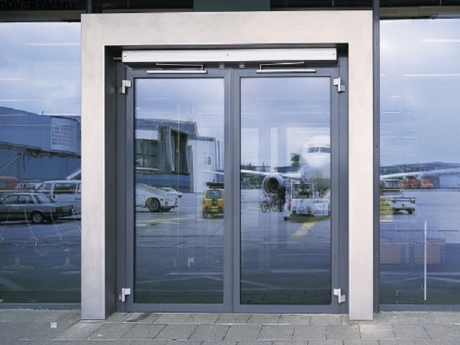 двери с доводчиком