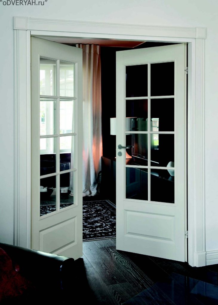 Белая распашная дверь