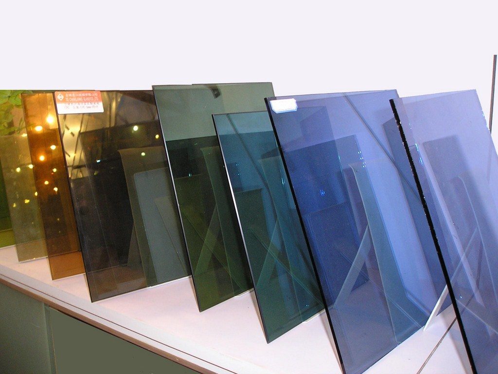 Советы по выбору входных металлических дверей с ковкой и остеклением, их виды и особенности