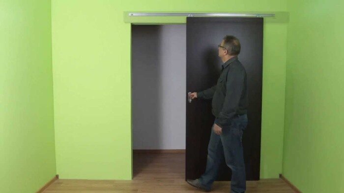 вдоль стены