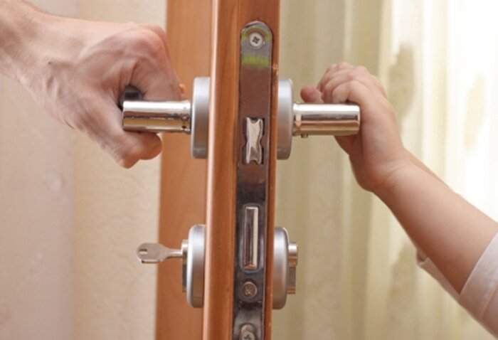 застрял в замке