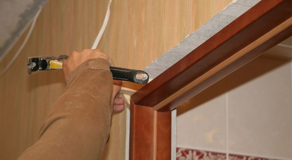 монтаж дверной коробки