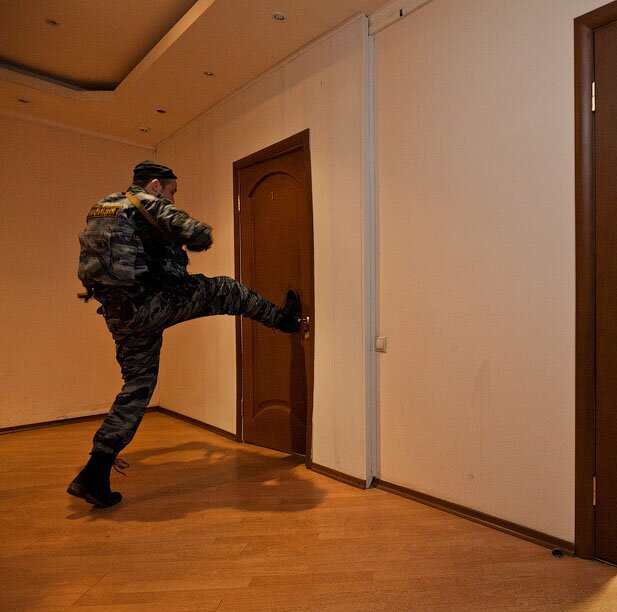 сломанная дверь