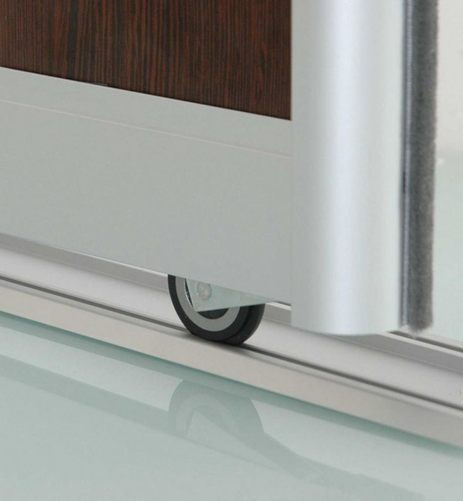 Установка дверей в кладовке с раздвижным механизмом, а так же советы по выбору и преимущества такой конструкции