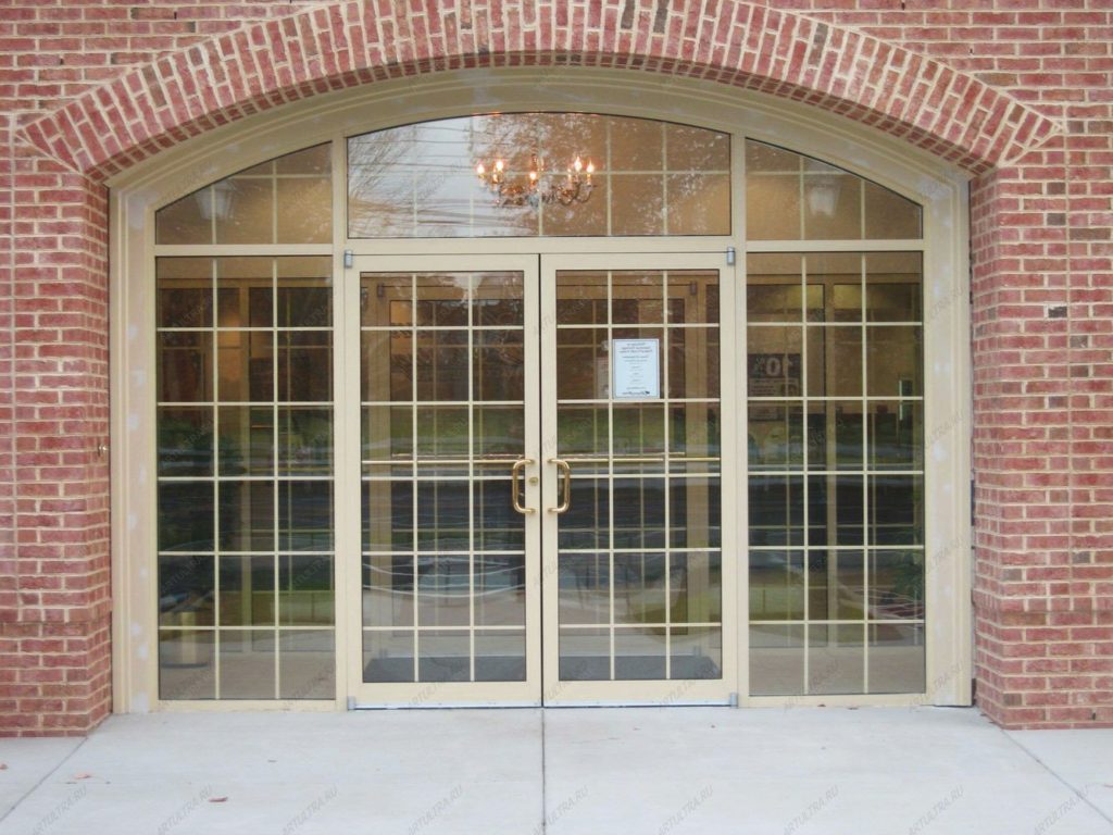 Разнообразие дверей из пластика со стеклом, положительные моменты использования, и когда стоит устанавливать