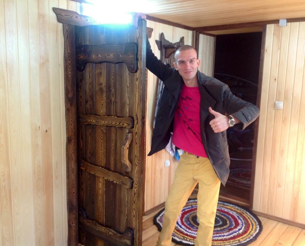 дверь из лиственницы