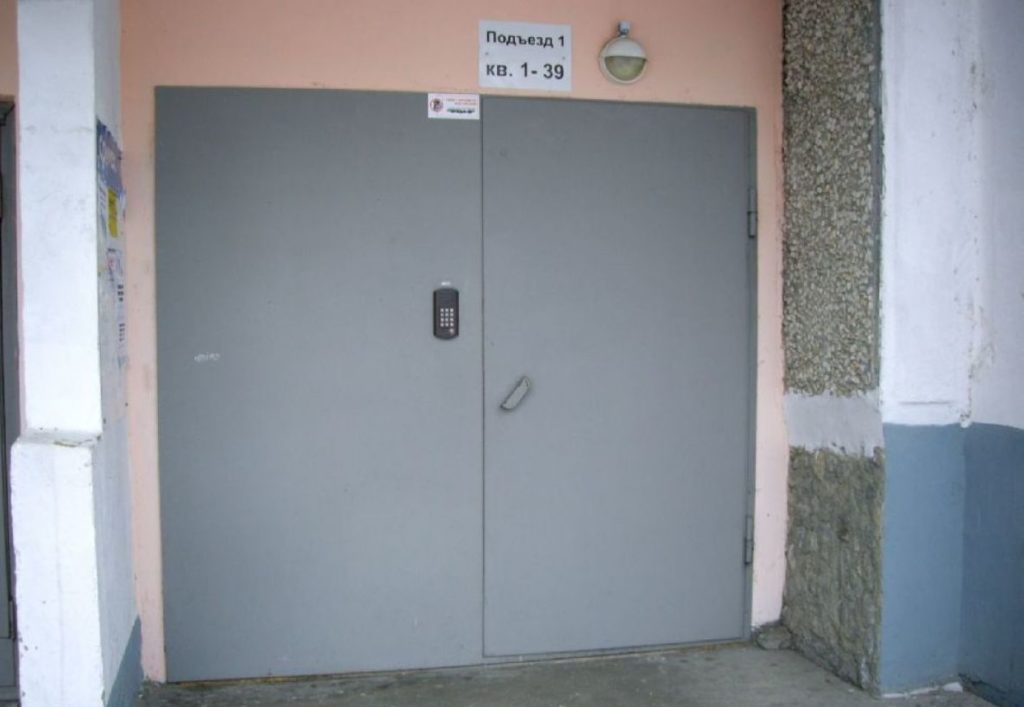 дверь в подъезд