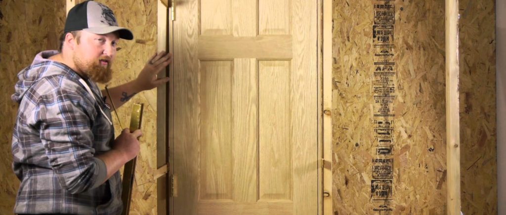 Разновидности дверей для дачи из массива дерева а так же филенчатые и щитовые