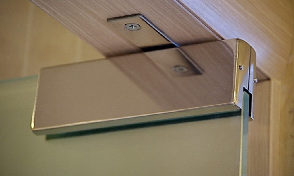 Обзор дверей с маятниковой системой открывания, их виды и сферы применения