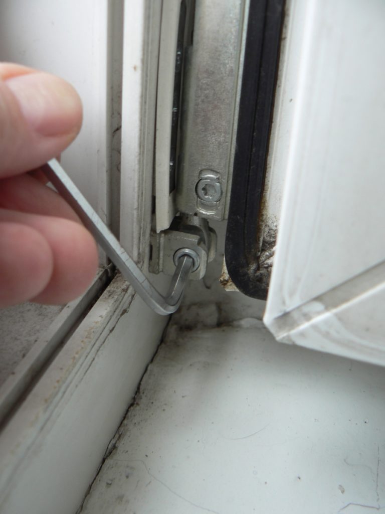 Как установить и отрегулировать металлопластиковую дверную конструкцию своими руками