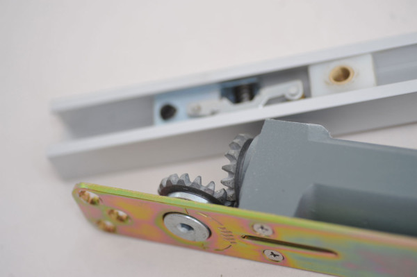 Ремонт дверного доводчика