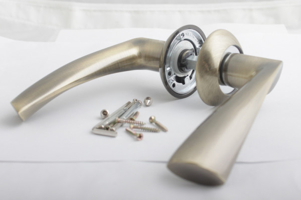 Ремонт ручки межкомнатной двери