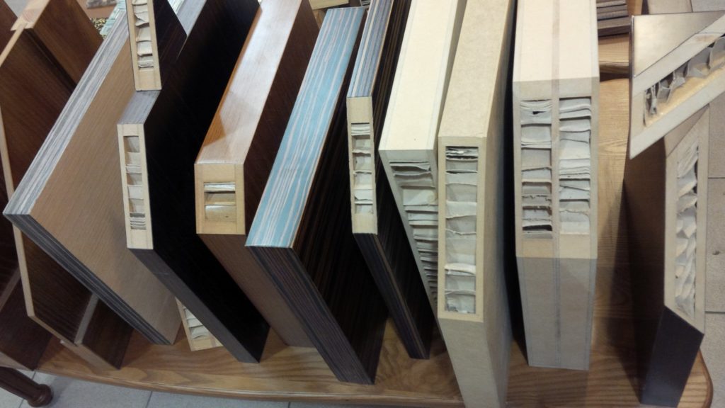 Что такое сотовый наполнитель, его характеристики и преимущества для дверных конструкций