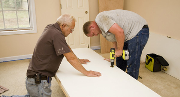 При монтаже дверной ручки используется шуруповерт