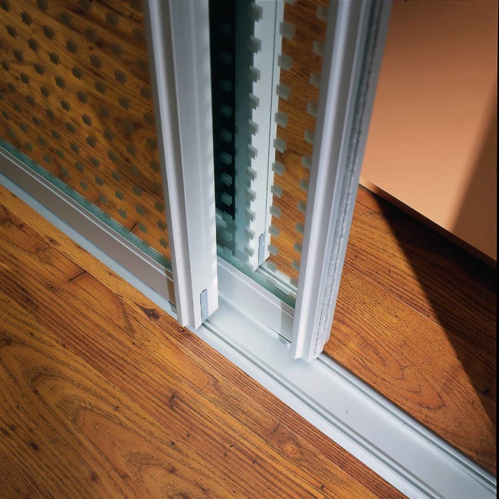 Преимущества и особенности дверей купе из различного стекла, разновидности конструкций и правила ухода