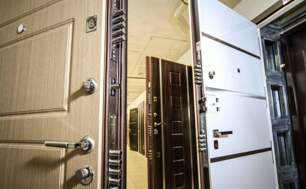 Что такое дверной ригель, разновидности таких запирающих механизмов, где лучше устанавливать