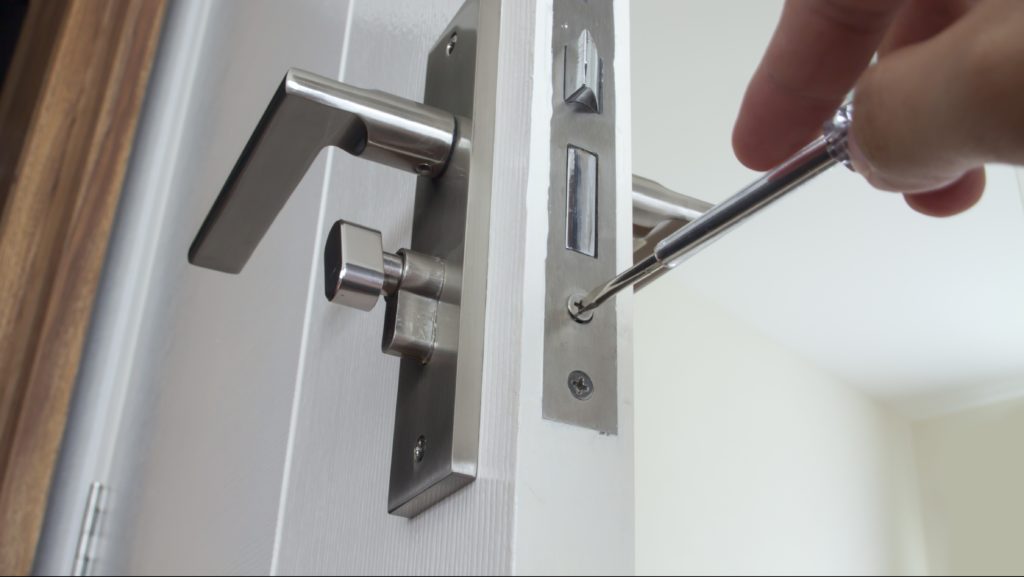 Как подобрать и установить замок к пластиковой двери на балкон
