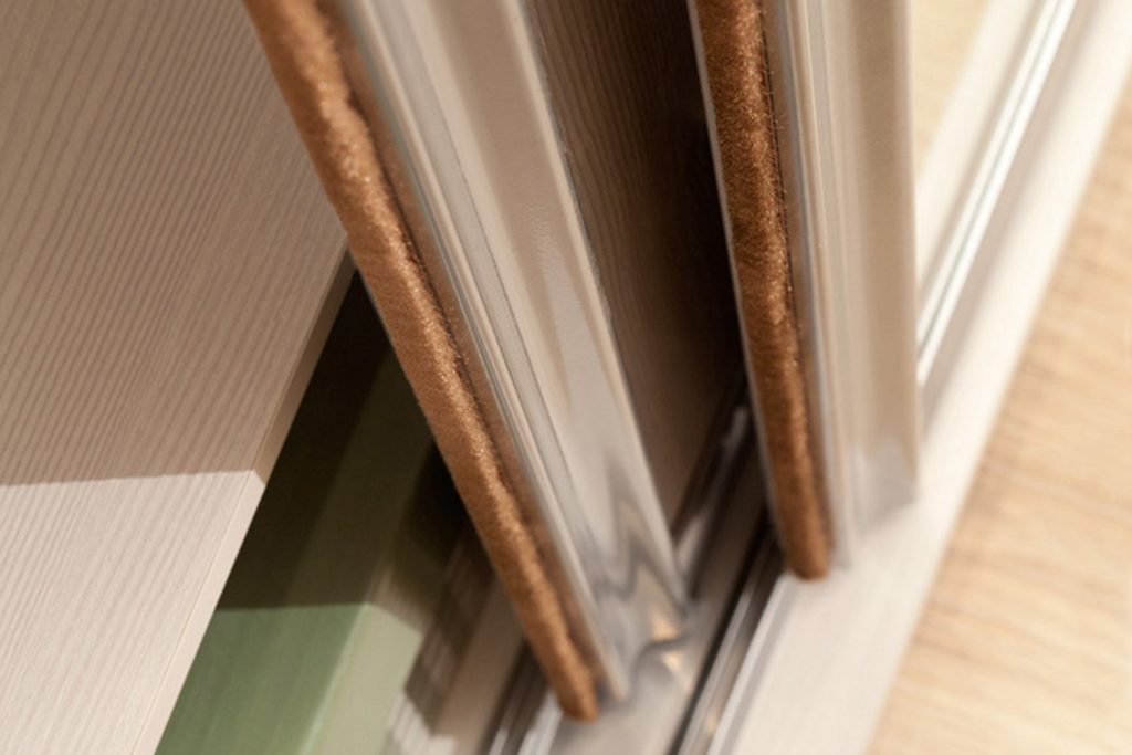 Как подобрать и установить для различных дверей щеточный уплотнитель