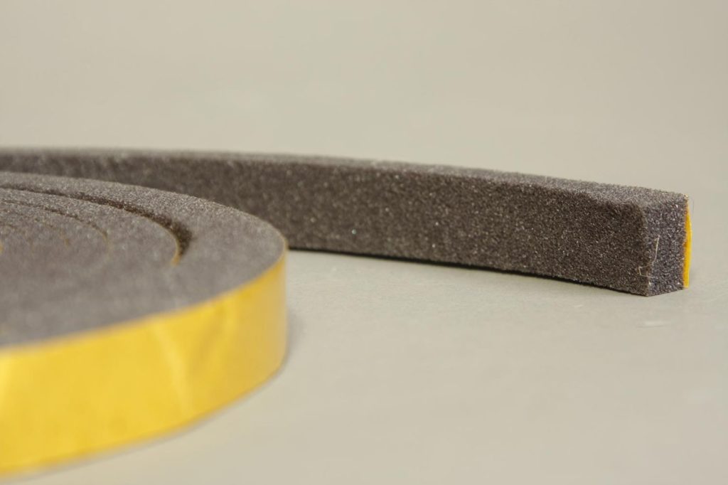 Что такое магнитный уплотнитель и зачем он нужен, преимущества и принципы работы для металлической двери.