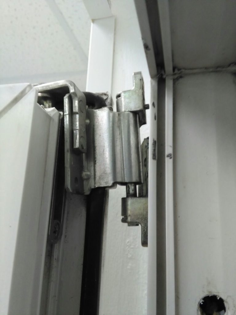 Как правильно подобрать и установить петли для дверей из ПВХ профиля, их особенности и виды