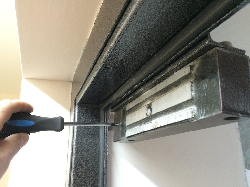 крепление магнитного замка